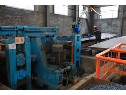 直縫鋼管制管工序之一：銑邊